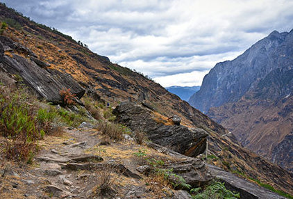 tiger leaping gorge upper hiking trail deserted during chinese public holiday May 1st, spring festival and national day