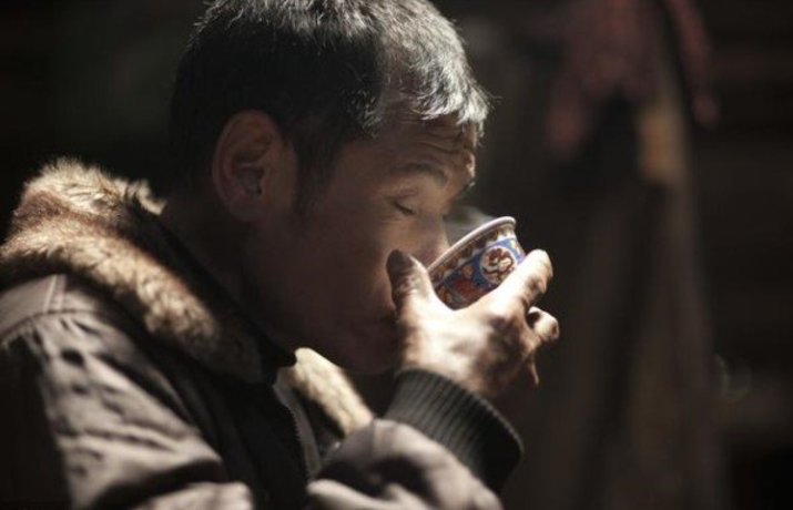 ancient tea horse road yunnan to tibet ethnic minority drinking tea