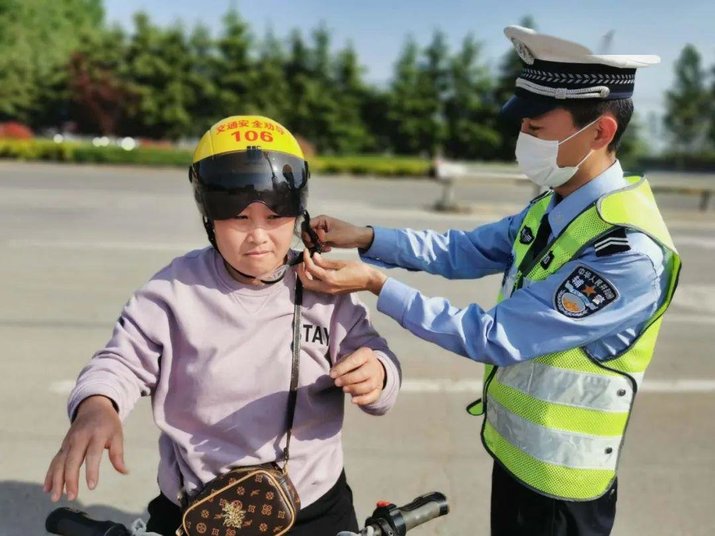 Wearing a helmet on the scooter in china